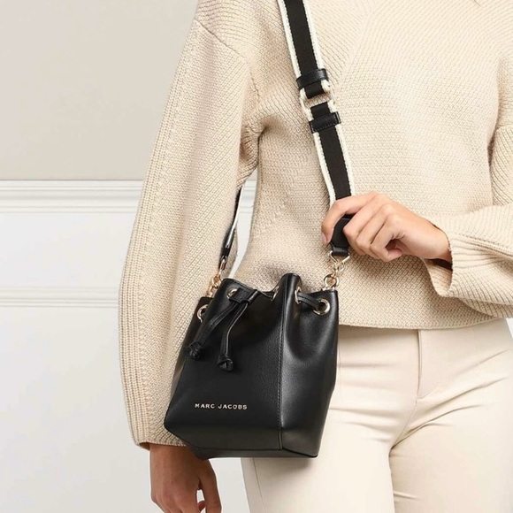 ✨ Authentic Marc Jacobs The Bucket Bag Logo Plaque Drawstring Woven Strap Black - Picture 3 of 16